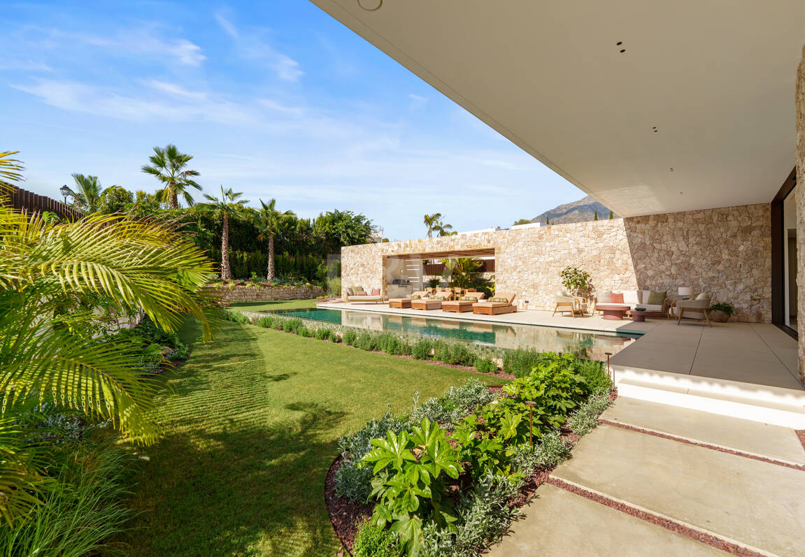 Luxury Contemporary Villa with Spa and Sea-View Terraces in Lomas de Marbella Club