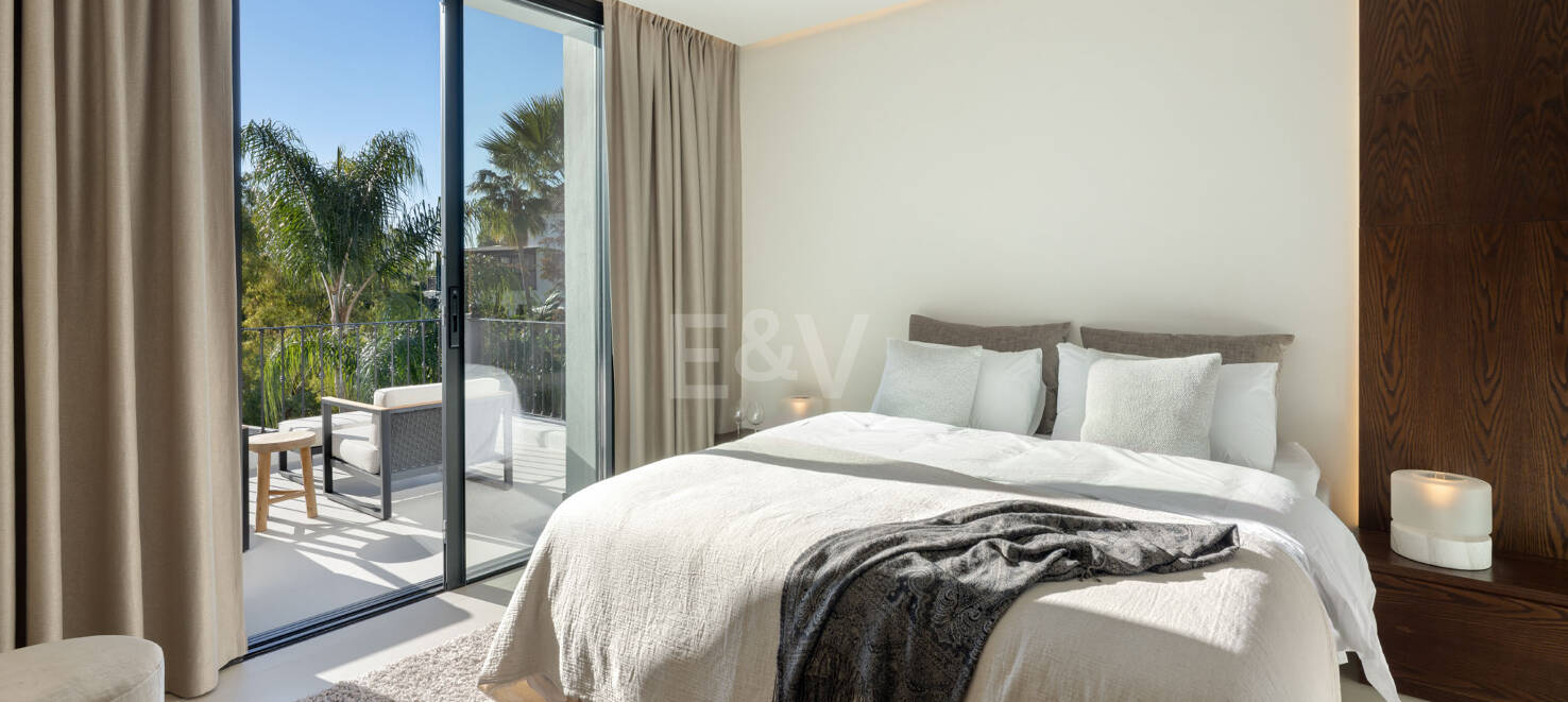 Lujo en Primera Línea de Golf con Vistas Panorámicas al Mar, Lago y Montañas en Los Arqueros