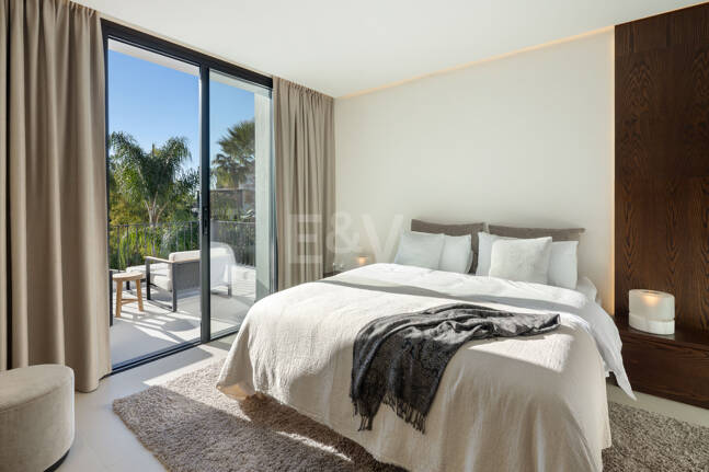 Frontline Golf Luxury with Panoramic Sea, Lake & Mountain Views in Los Arqueros