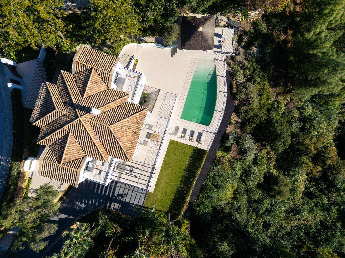 Frontline Golf Luxury with Panoramic Sea, Lake & Mountain Views in Los Arqueros