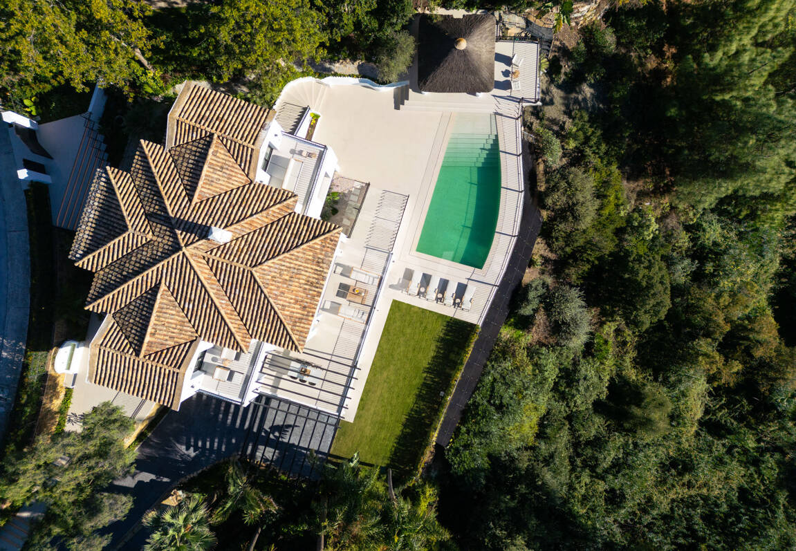 Frontline Golf Luxury with Panoramic Sea, Lake & Mountain Views in Los Arqueros