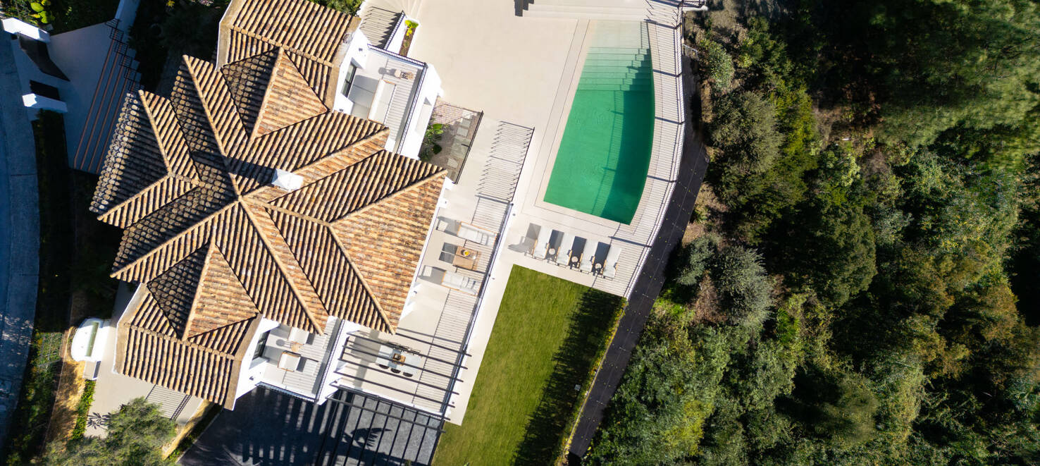 Lujo en Primera Línea de Golf con Vistas Panorámicas al Mar, Lago y Montañas en Los Arqueros
