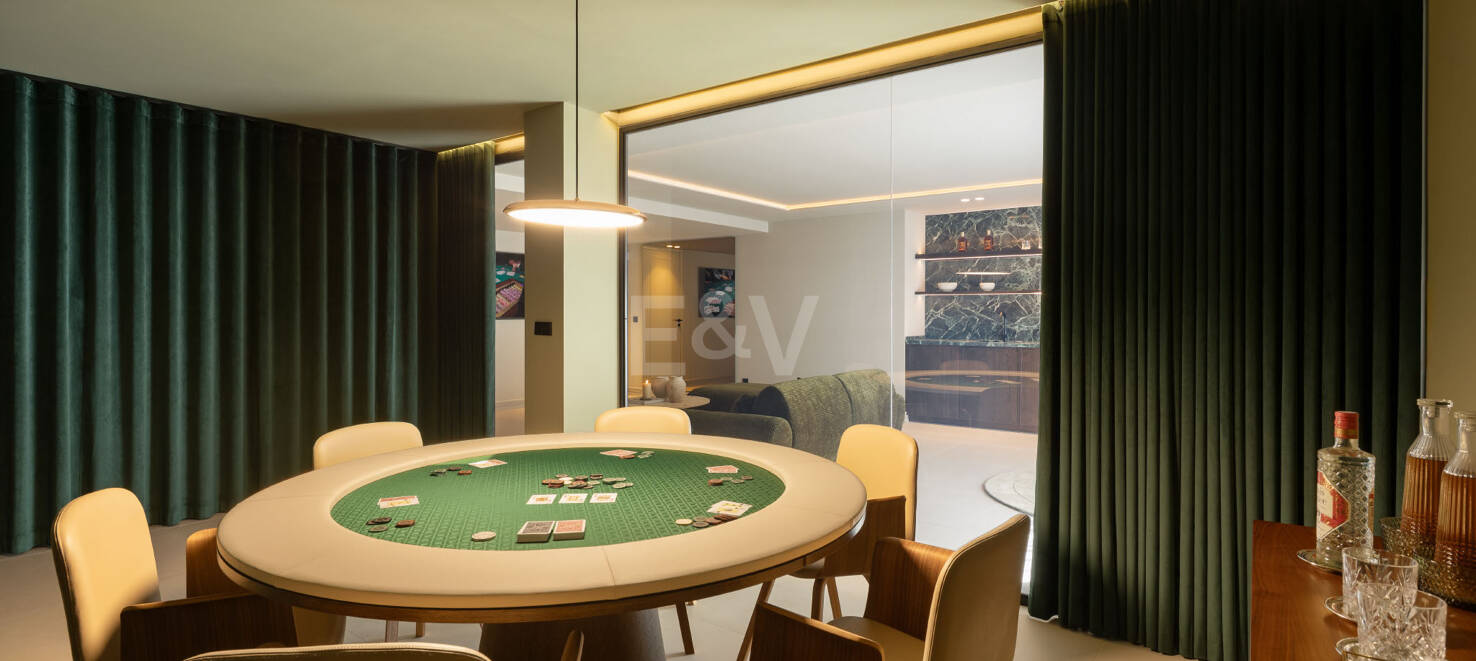 Lujo en Primera Línea de Golf con Vistas Panorámicas al Mar, Lago y Montañas en Los Arqueros