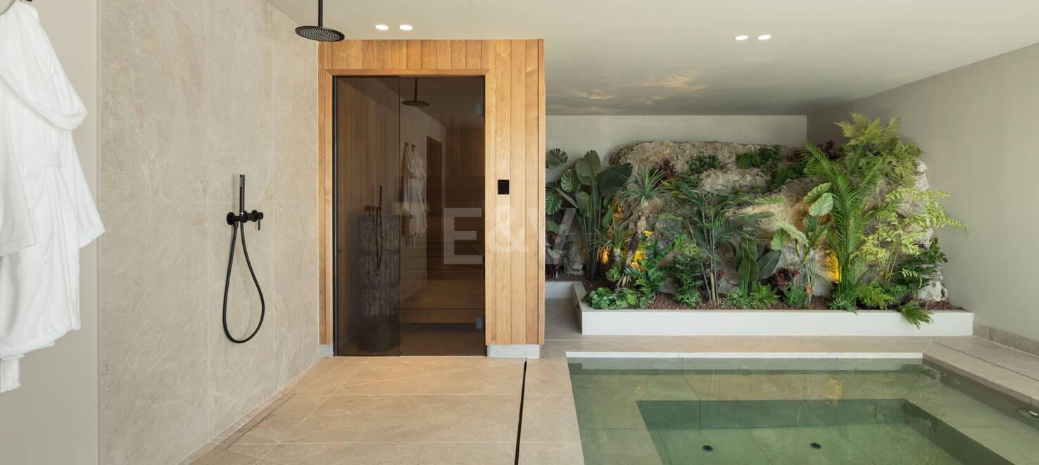 Lujo en Primera Línea de Golf con Vistas Panorámicas al Mar, Lago y Montañas en Los Arqueros