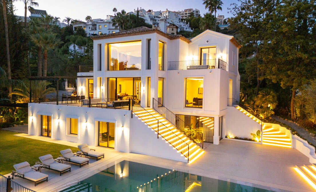 Lujo en Primera Línea de Golf con Vistas Panorámicas al Mar, Lago y Montañas en Los Arqueros