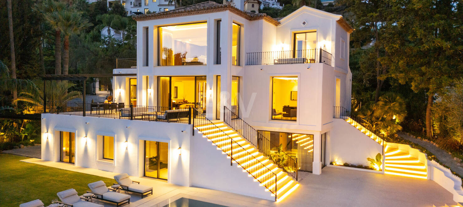 Lujo en Primera Línea de Golf con Vistas Panorámicas al Mar, Lago y Montañas en Los Arqueros