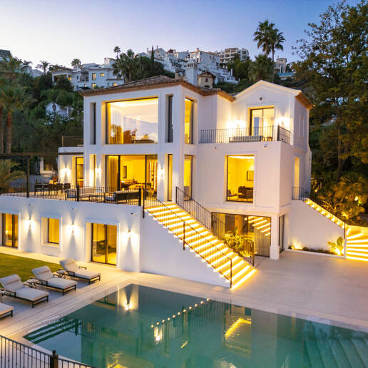 Lujo en Primera Línea de Golf con Vistas Panorámicas al Mar, Lago y Montañas en Los Arqueros