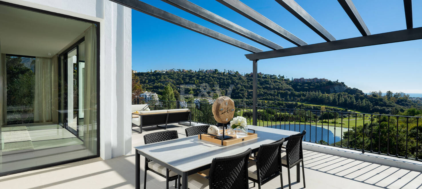 Lujo en Primera Línea de Golf con Vistas Panorámicas al Mar, Lago y Montañas en Los Arqueros
