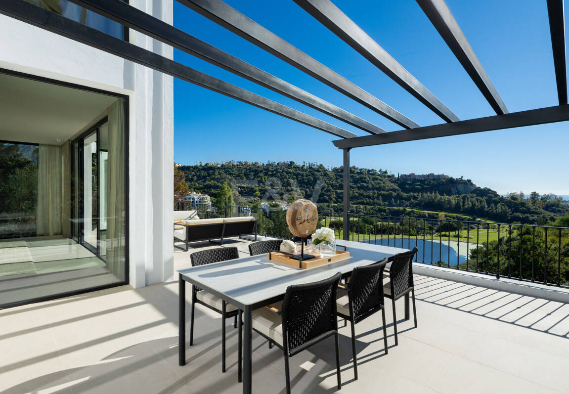 Frontline Golf Luxury with Panoramic Sea, Lake & Mountain Views in Los Arqueros