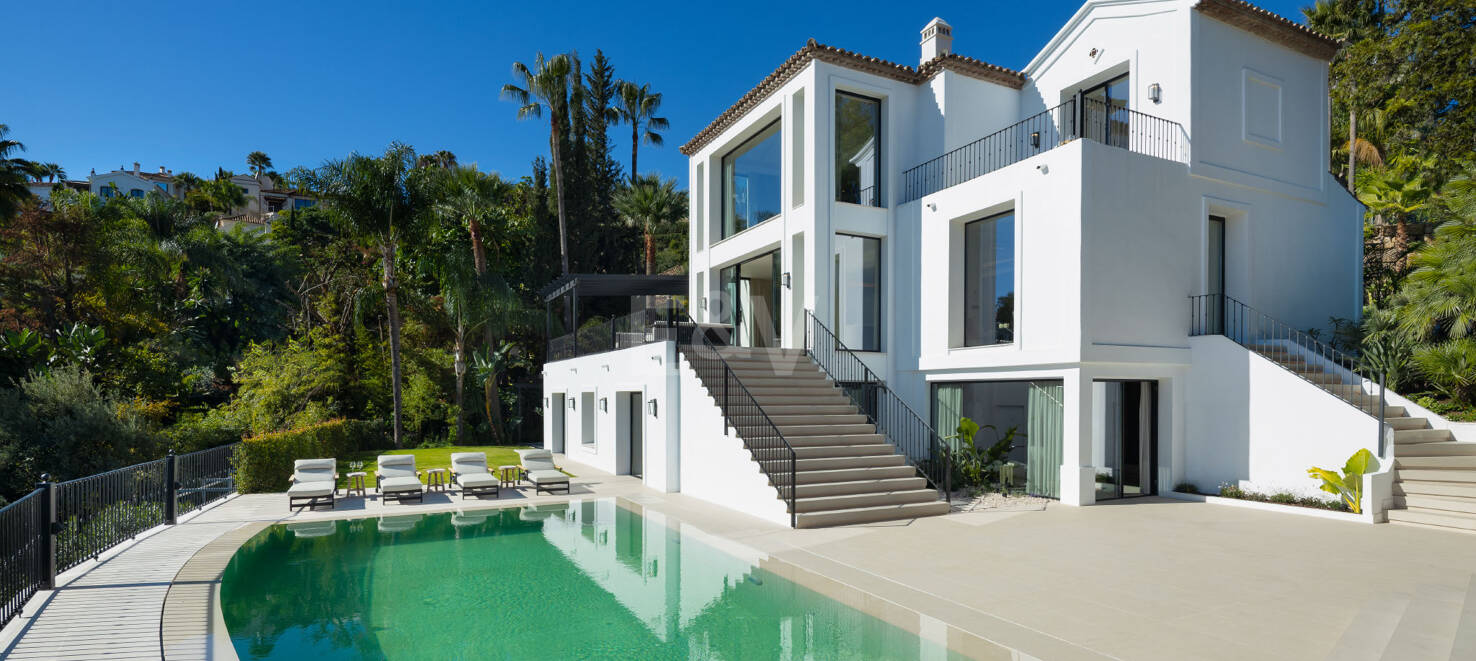 Lujo en Primera Línea de Golf con Vistas Panorámicas al Mar, Lago y Montañas en Los Arqueros