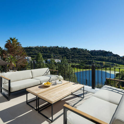 Lujo en Primera Línea de Golf con Vistas Panorámicas al Mar, Lago y Montañas en Los Arqueros