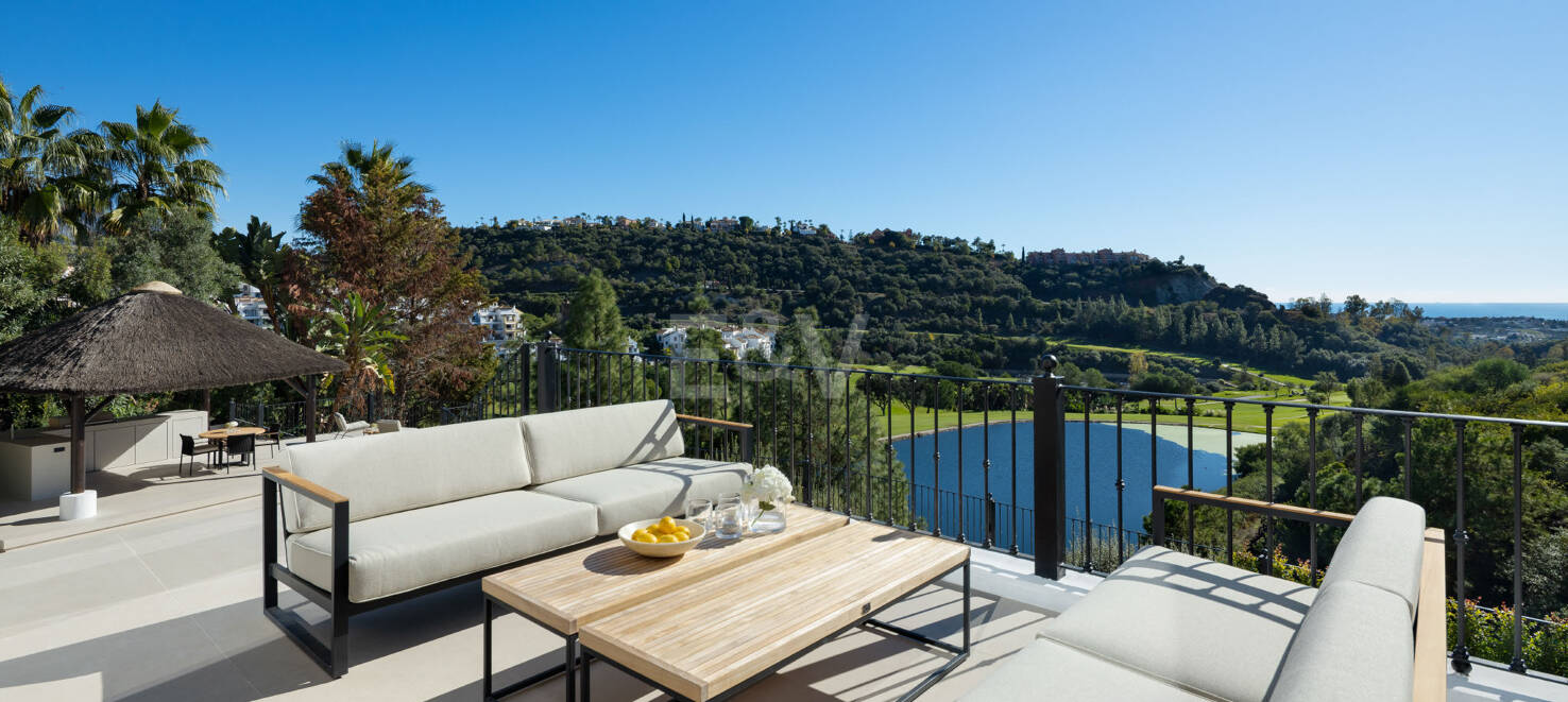 Lujo en Primera Línea de Golf con Vistas Panorámicas al Mar, Lago y Montañas en Los Arqueros