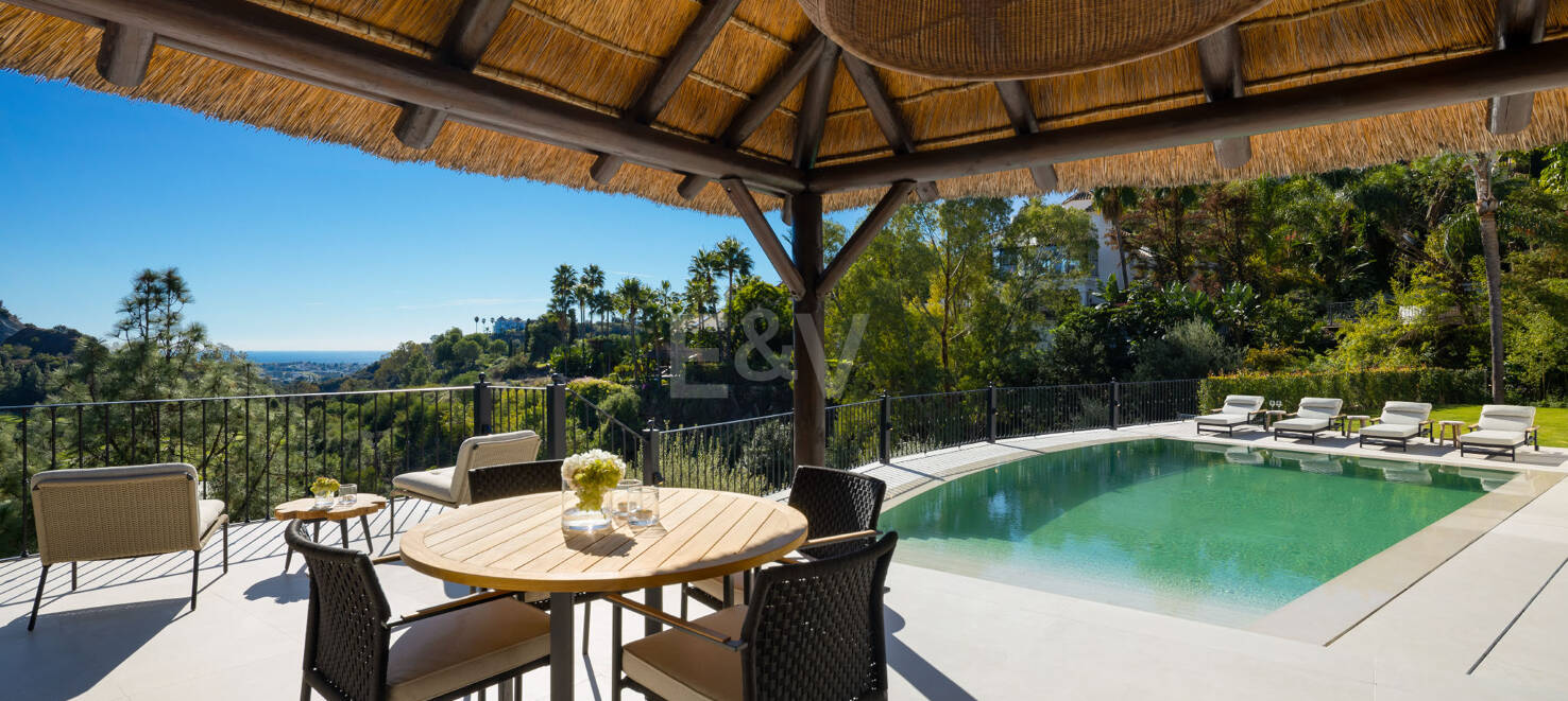 Lujo en Primera Línea de Golf con Vistas Panorámicas al Mar, Lago y Montañas en Los Arqueros