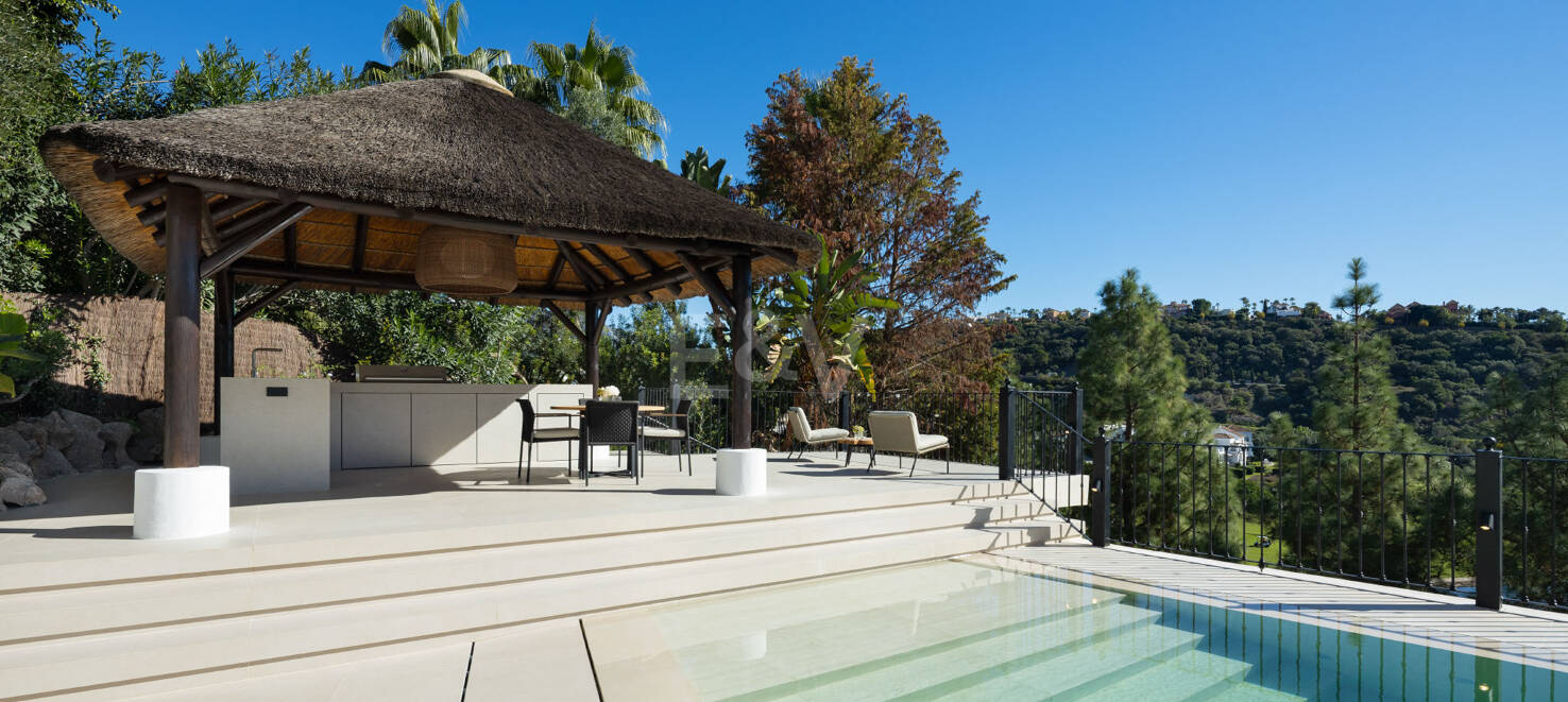 Lujo en Primera Línea de Golf con Vistas Panorámicas al Mar, Lago y Montañas en Los Arqueros
