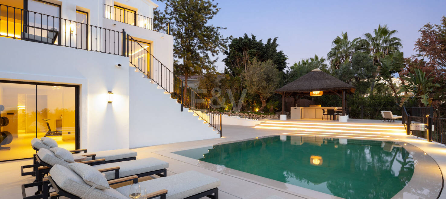 Lujo en Primera Línea de Golf con Vistas Panorámicas al Mar, Lago y Montañas en Los Arqueros