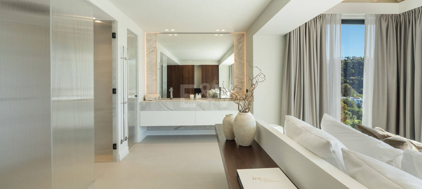 Lujo en Primera Línea de Golf con Vistas Panorámicas al Mar, Lago y Montañas en Los Arqueros