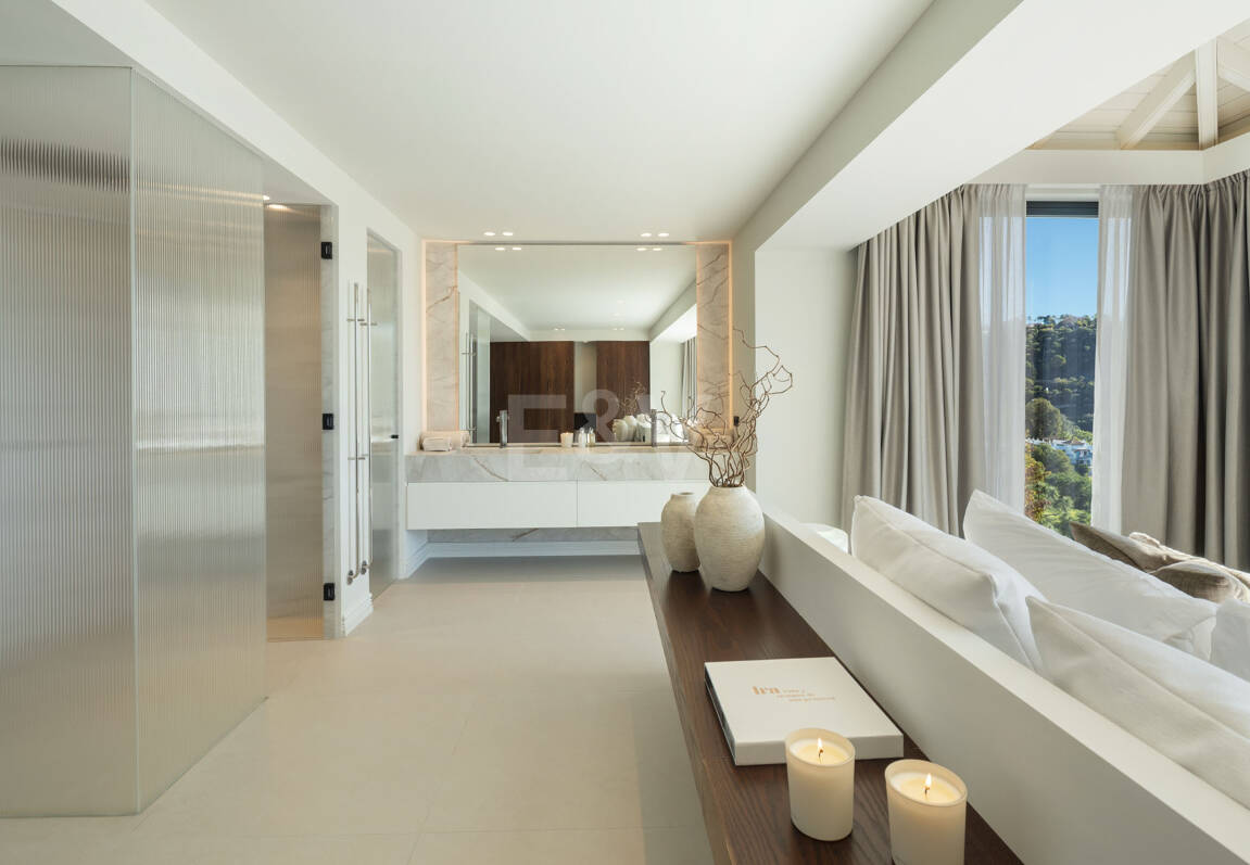 Frontline Golf Luxury with Panoramic Sea, Lake & Mountain Views in Los Arqueros