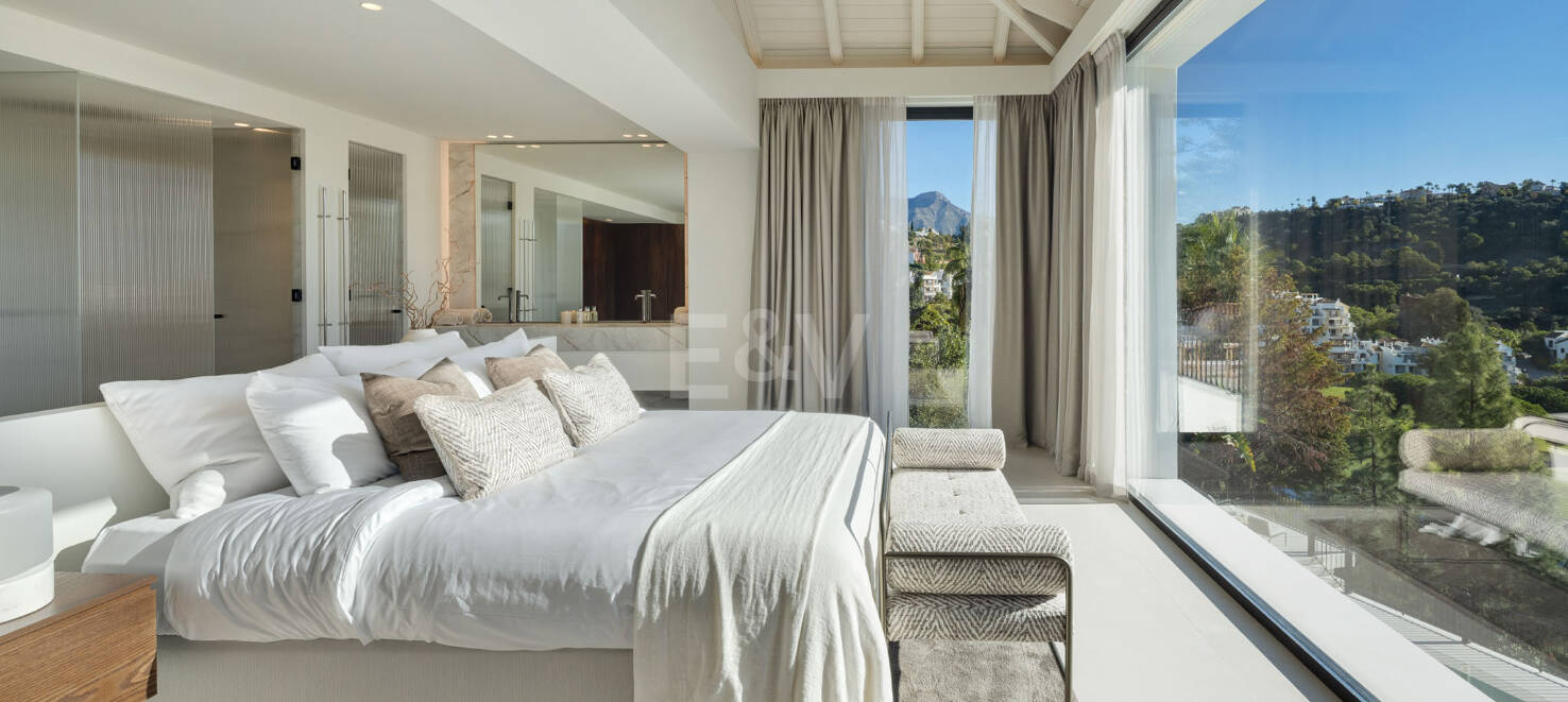 Lujo en Primera Línea de Golf con Vistas Panorámicas al Mar, Lago y Montañas en Los Arqueros