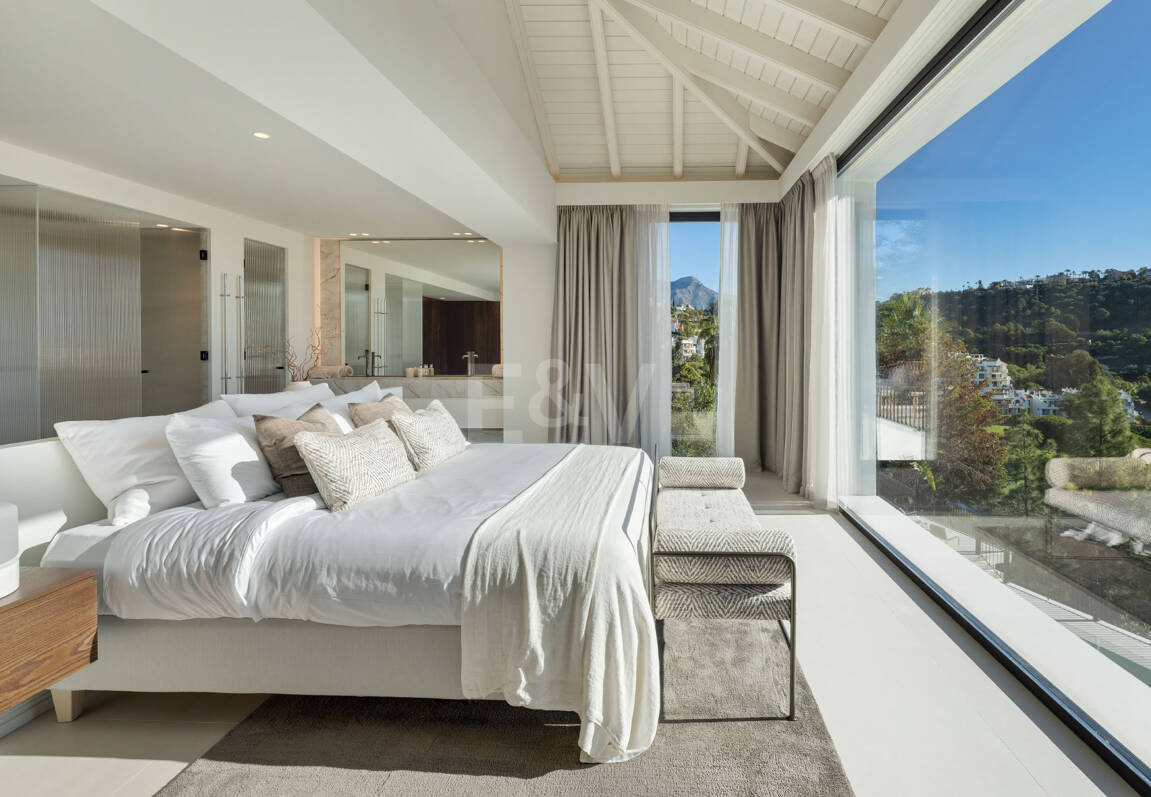 Frontline Golf Luxury with Panoramic Sea, Lake & Mountain Views in Los Arqueros