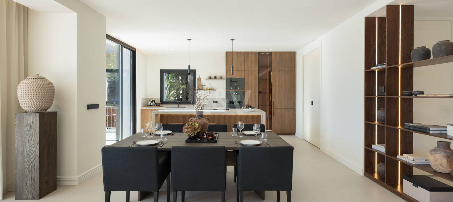 Lujo en Primera Línea de Golf con Vistas Panorámicas al Mar, Lago y Montañas en Los Arqueros