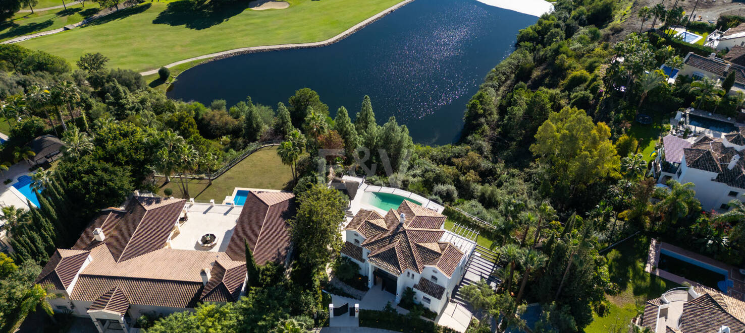 Lujo en Primera Línea de Golf con Vistas Panorámicas al Mar, Lago y Montañas en Los Arqueros