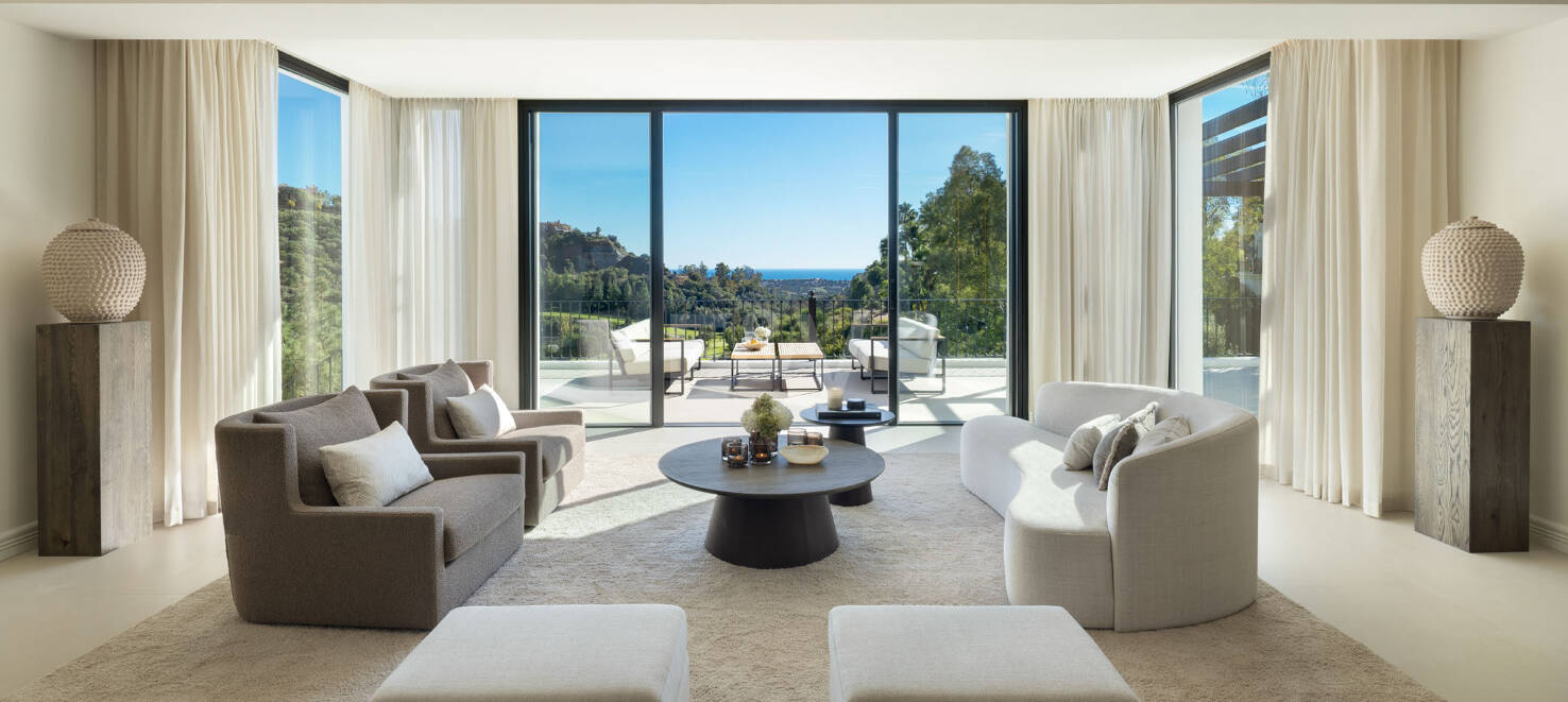 Lujo en Primera Línea de Golf con Vistas Panorámicas al Mar, Lago y Montañas en Los Arqueros