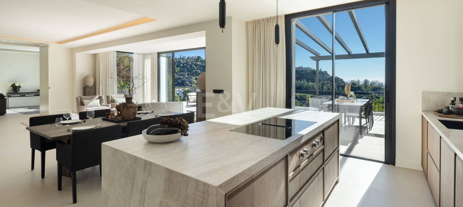 Lujo en Primera Línea de Golf con Vistas Panorámicas al Mar, Lago y Montañas en Los Arqueros