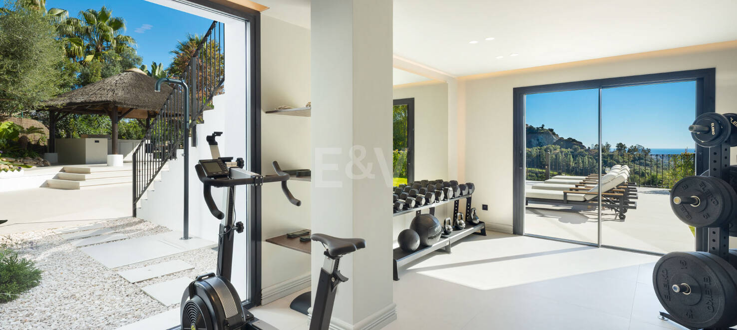 Lujo en Primera Línea de Golf con Vistas Panorámicas al Mar, Lago y Montañas en Los Arqueros