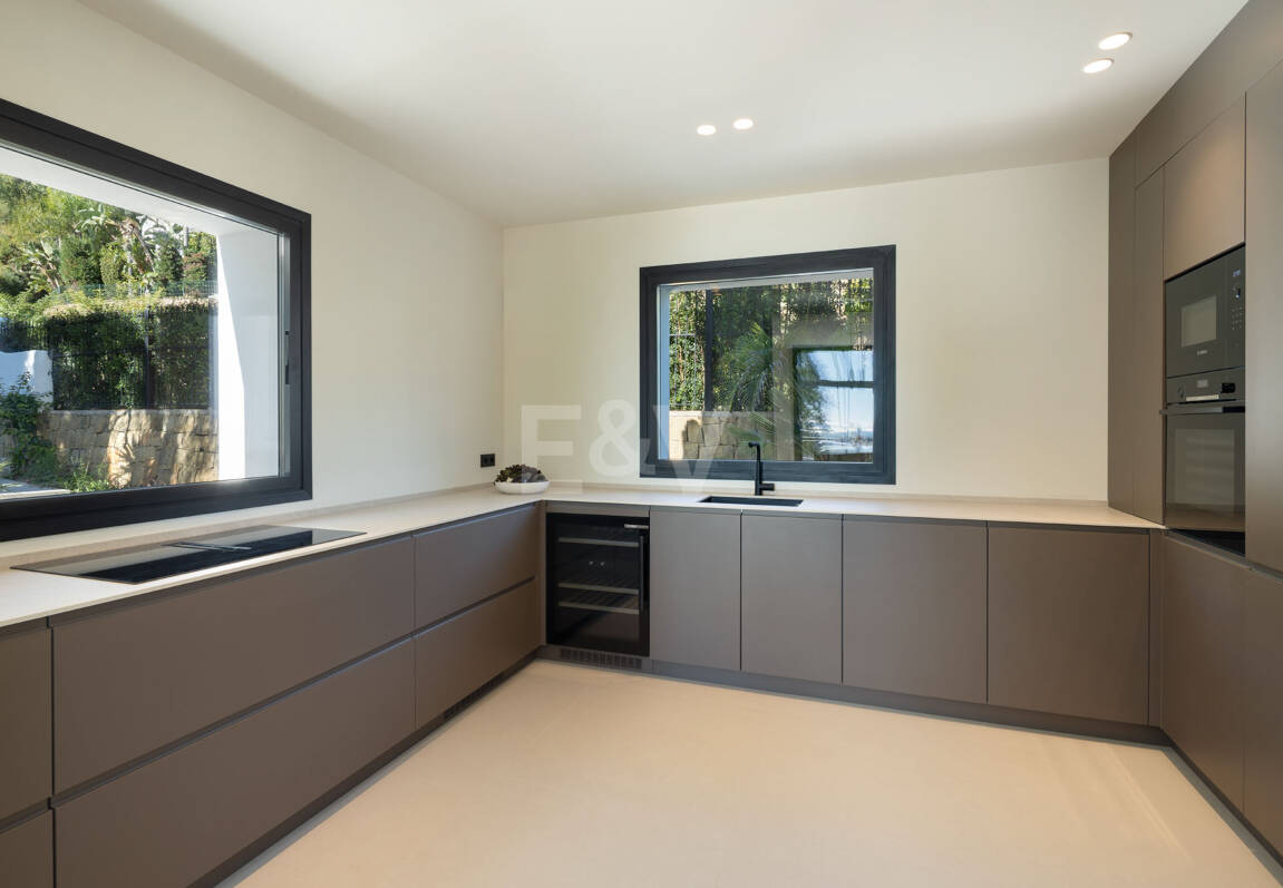 Frontline Golf Luxury with Panoramic Sea, Lake & Mountain Views in Los Arqueros