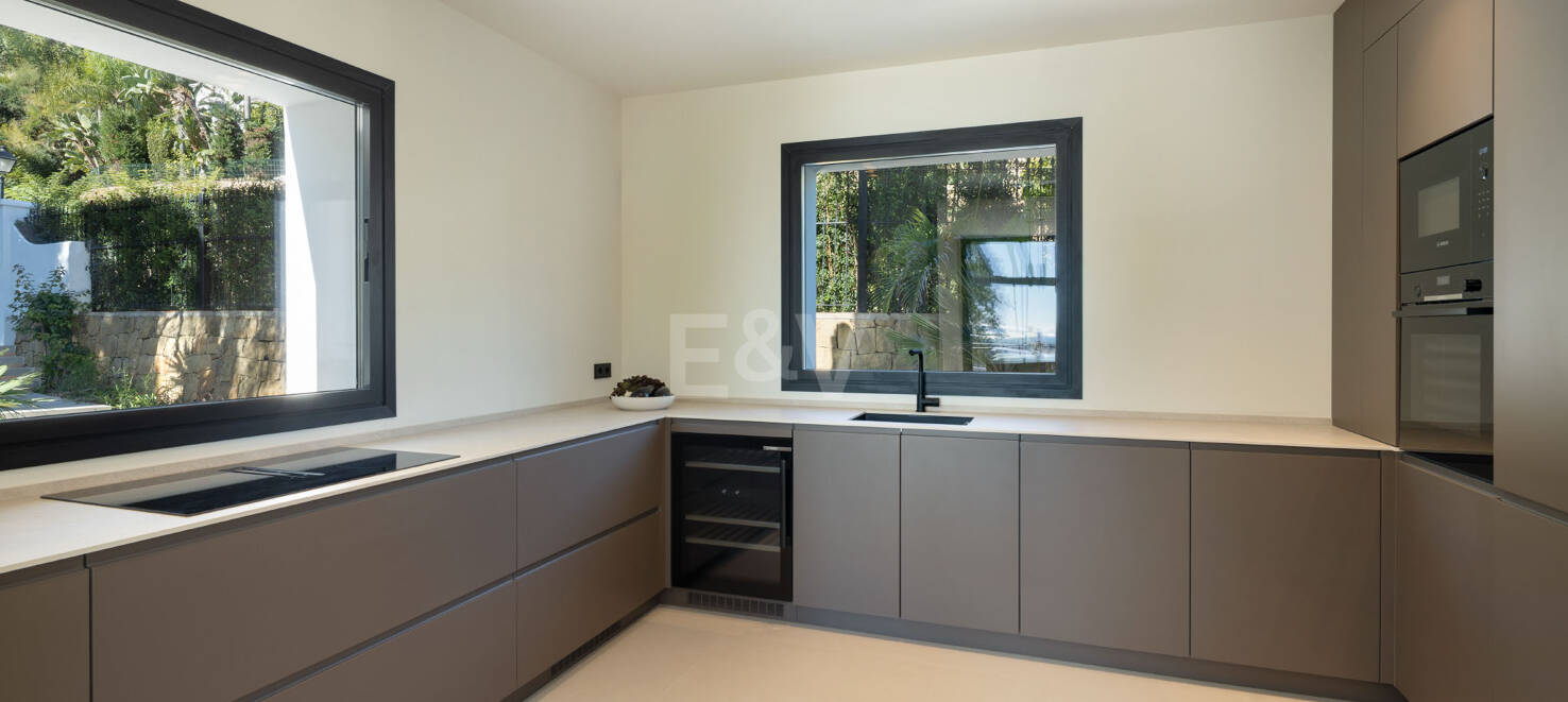 Lujo en Primera Línea de Golf con Vistas Panorámicas al Mar, Lago y Montañas en Los Arqueros