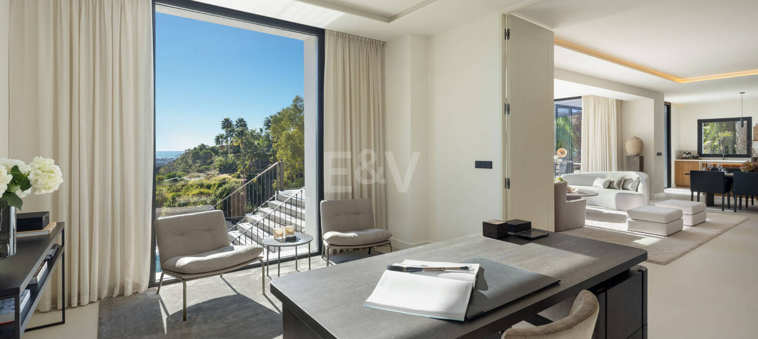 Lujo en Primera Línea de Golf con Vistas Panorámicas al Mar, Lago y Montañas en Los Arqueros
