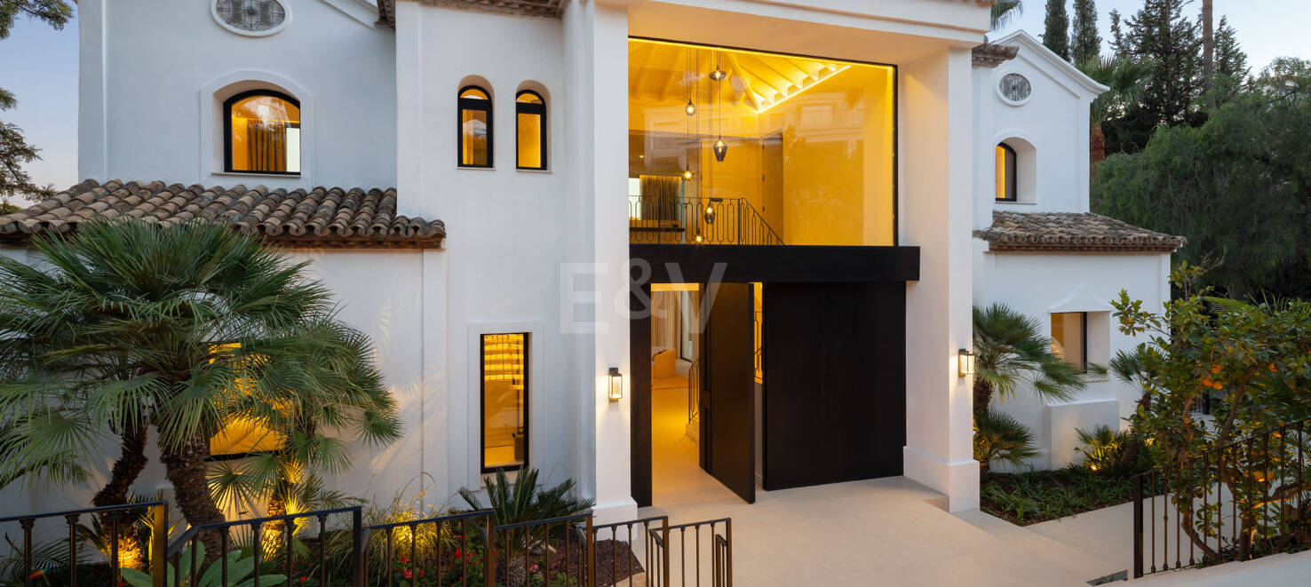 Lujo en Primera Línea de Golf con Vistas Panorámicas al Mar, Lago y Montañas en Los Arqueros