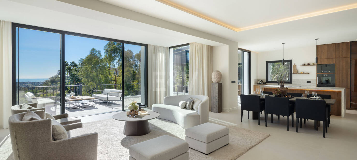 Lujo en Primera Línea de Golf con Vistas Panorámicas al Mar, Lago y Montañas en Los Arqueros