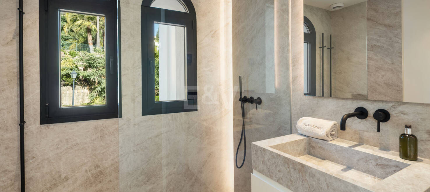 Lujo en Primera Línea de Golf con Vistas Panorámicas al Mar, Lago y Montañas en Los Arqueros