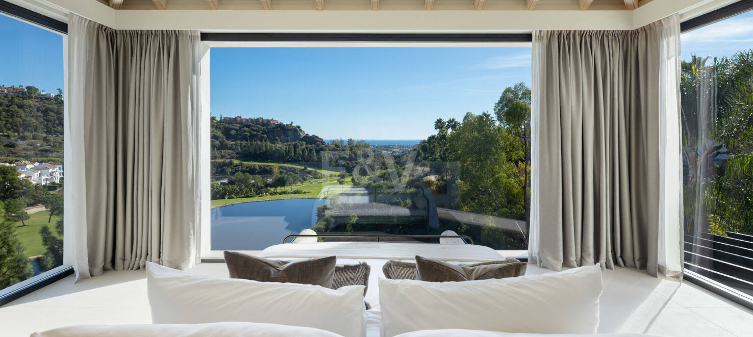 Lujo en Primera Línea de Golf con Vistas Panorámicas al Mar, Lago y Montañas en Los Arqueros