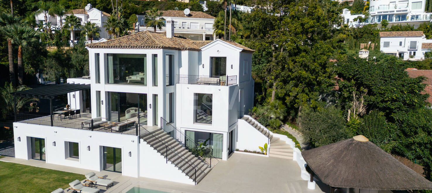 Lujo en Primera Línea de Golf con Vistas Panorámicas al Mar, Lago y Montañas en Los Arqueros