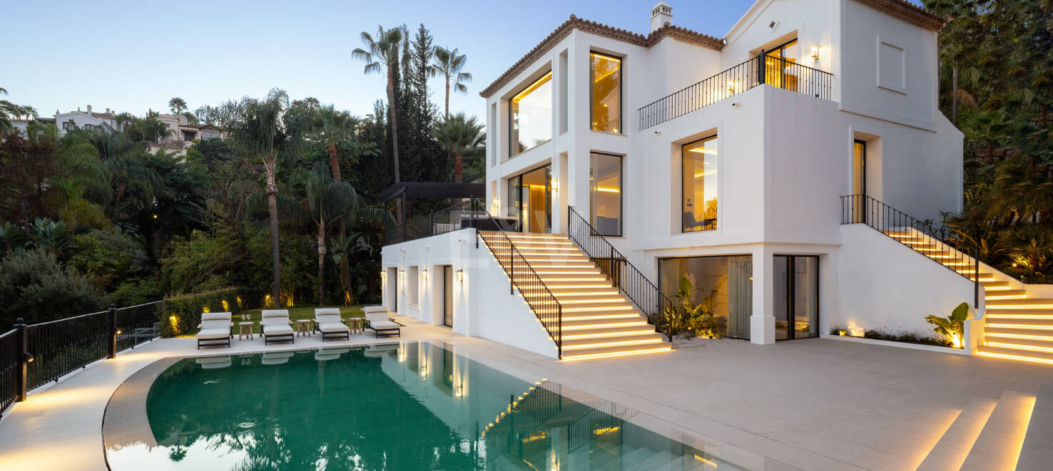 Lujo en Primera Línea de Golf con Vistas Panorámicas al Mar, Lago y Montañas en Los Arqueros