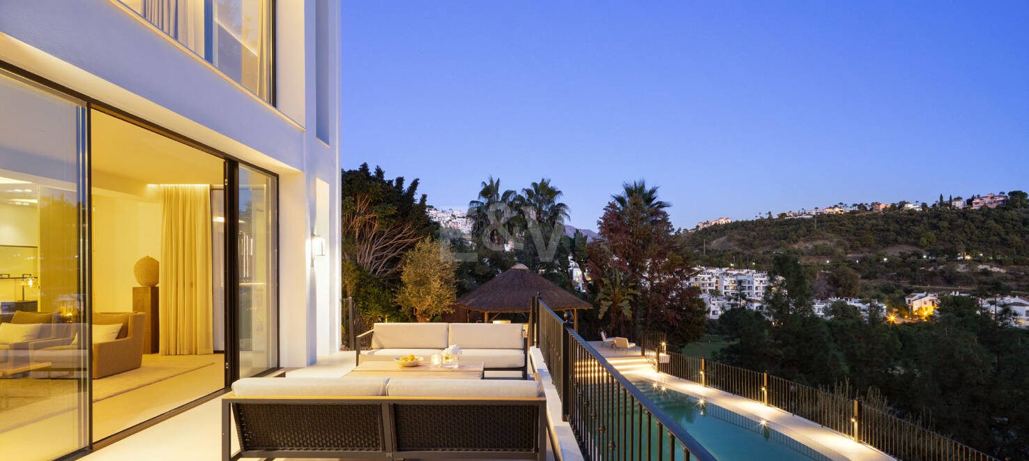 Lujo en Primera Línea de Golf con Vistas Panorámicas al Mar, Lago y Montañas en Los Arqueros