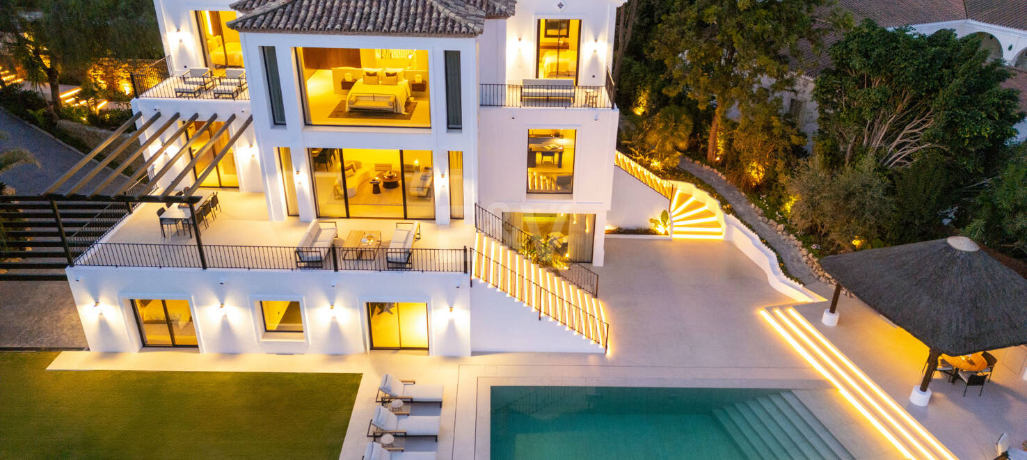 Lujo en Primera Línea de Golf con Vistas Panorámicas al Mar, Lago y Montañas en Los Arqueros