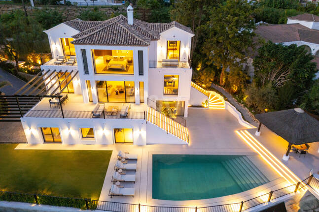 Frontline Golf Luxury with Panoramic Sea, Lake & Mountain Views in Los Arqueros