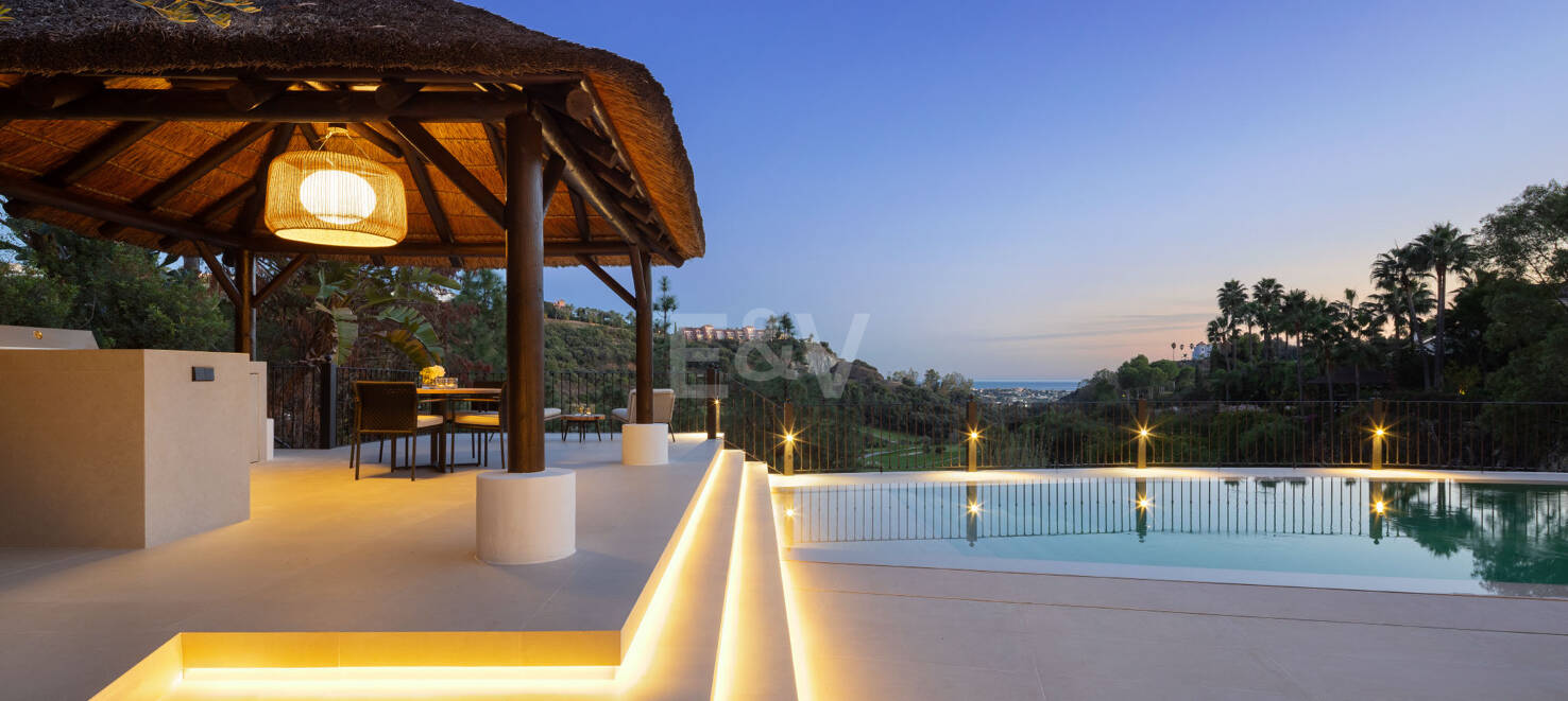 Lujo en Primera Línea de Golf con Vistas Panorámicas al Mar, Lago y Montañas en Los Arqueros