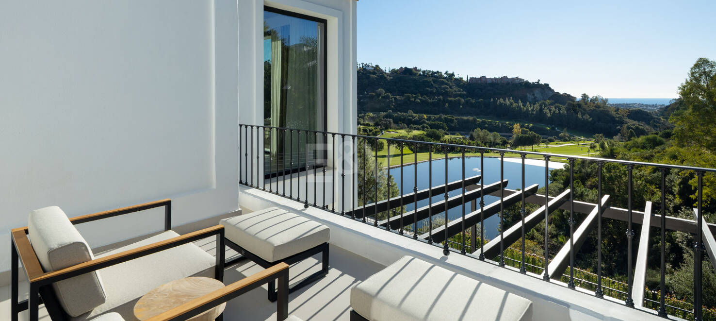 Lujo en Primera Línea de Golf con Vistas Panorámicas al Mar, Lago y Montañas en Los Arqueros