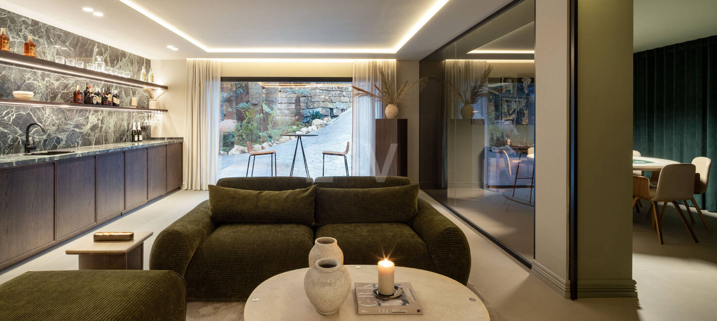 Lujo en Primera Línea de Golf con Vistas Panorámicas al Mar, Lago y Montañas en Los Arqueros