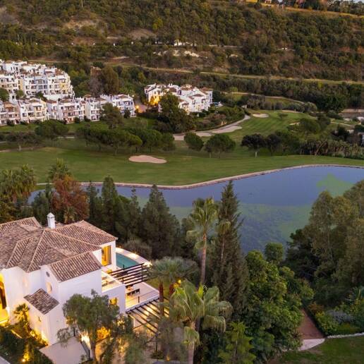 Lujo en Primera Línea de Golf con Vistas Panorámicas al Mar, Lago y Montañas en Los Arqueros