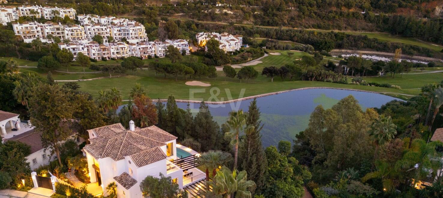 Lujo en Primera Línea de Golf con Vistas Panorámicas al Mar, Lago y Montañas en Los Arqueros
