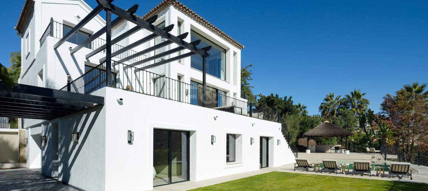 Lujo en Primera Línea de Golf con Vistas Panorámicas al Mar, Lago y Montañas en Los Arqueros