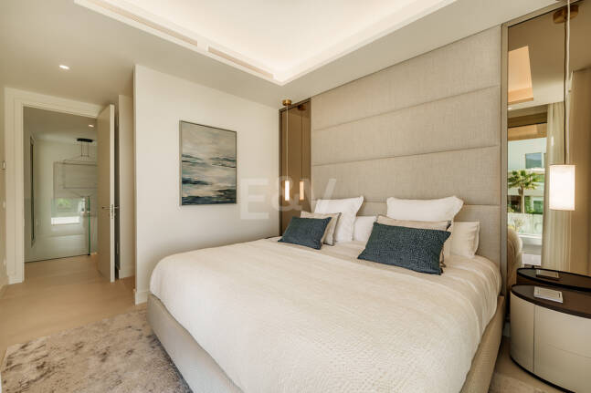 Villaähnliches Triplex mit Privatem Garten und Meerblick an Marbellas Goldener Meile