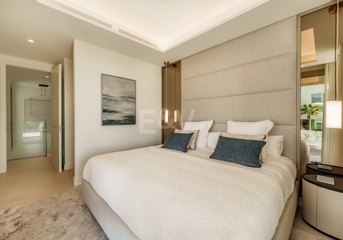 Triplex estilo Villa jardín privado y vistas al mar en la Milla de Oro de Marbella
