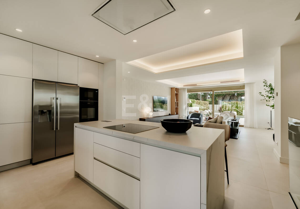 Triplex estilo Villa jardín privado y vistas al mar en la Milla de Oro de Marbella