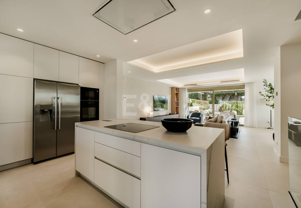 Villaähnliches Triplex mit Privatem Garten und Meerblick an Marbellas Goldener Meile